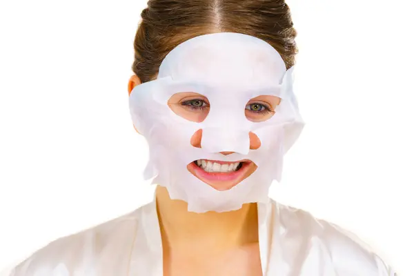 Donna Che Applica Una Maschera Lenzuolo Sul Viso Sul Bianco Immagine Stock