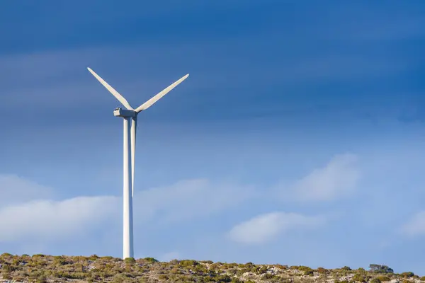 風力タービン 青空に対する発電機 グリーンエコロジーエネルギーを生み出しています フランスのエコフィールドのウィンドミル ロイヤリティフリーのストック画像