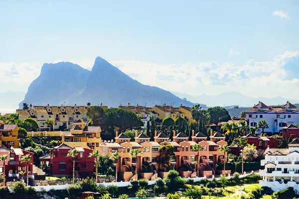 Middellandse Zeekust Met Veel Resorts Huizen Andalusië Spanje Gibraltar Rots Stockfoto