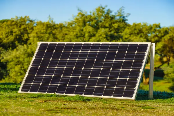 便携式太阳能光伏电池板在室外充电 阳光灿烂 可再生能源概念 免版税图库照片