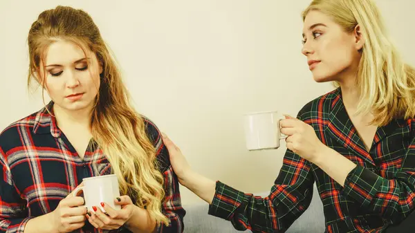 Két Együtt Tölteni Időt Kanapé Teát Iszik Panaszkodik Másik Pedig Stock Kép