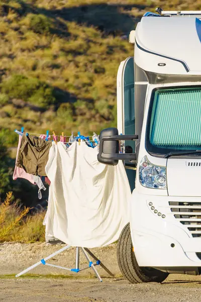 在大篷车的室外晾干衣服 清洗衣物 挂在晾衣绳上晾干 度假概念 图库图片