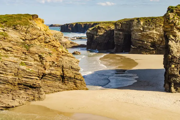 stock image Cantabric sea coast view in northern Spain. Ocean at low tide. Playa las Catedrales, Catedrais beach in Ribadeo, province of Lugo, Galicia.