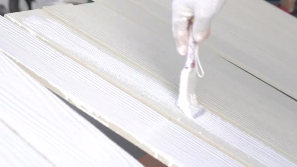 工人在木头上涂上白色作栅栏 — 图库视频影像
