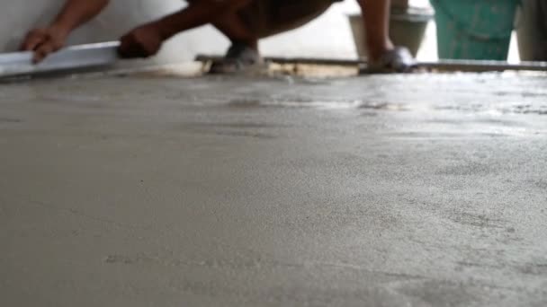 セメントの床を水平にするハンディマン — ストック動画