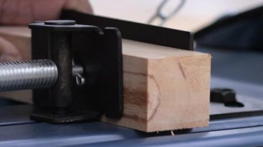 Tahtayı dairesel bir testereyle kilitle ve kes..