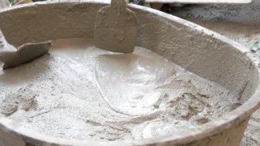 Tepsiden havan topu toplamak için çimento kovası kullan..