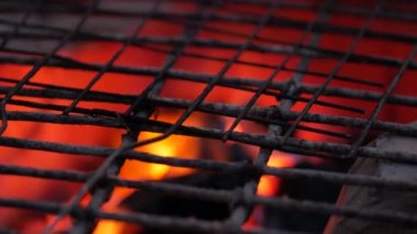 Izgara için ocakta kömür yakıyorum..