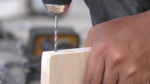 Boyalı Mobilya Yapmak Için Matkapla Odun Delmek — Stok video
