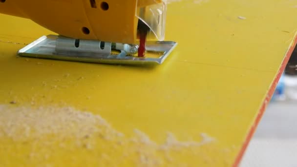 Petugas Kayu Menggunakan Jigsaw Untuk Memotong Dalam Sebuah Papan Kuning — Stok Video