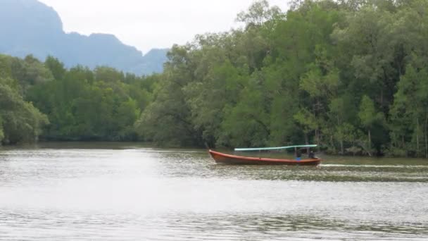 Pequeño Barco Con Gente Local Navegando Río — Vídeos de Stock