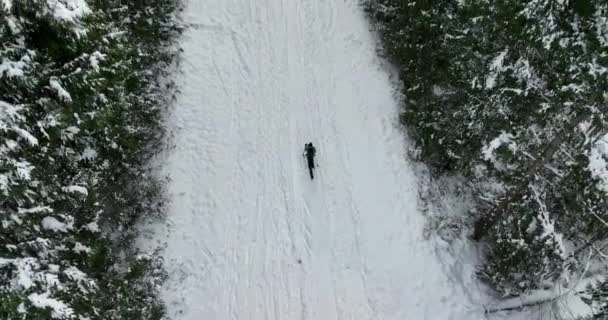 Split Boarding Snowboarder Trekking Snowy Mountain Increíble Vista Aérea Pequeño — Vídeos de Stock