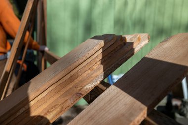 Ahşap Picketler, İşçi İşçileri Ev Yenilemesi İçin Sedir Bariyeri Yapmaya Hazırlarken Çit Destek Hatları Arasında Oturuyor