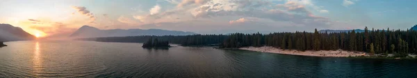 Дым Заполнивший Небо Лесных Пожаров Озере Уэнэтчи Сша Создает Воздушный — стоковое фото