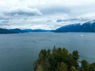 West Vancouver, British Columbia, Kanada 'daki Horseshoe Bay Manzarası: Feribot, dağ ve adaların yer aldığı