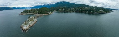 West Vancouver, British Columbia, Kanada 'daki Whytecliff Park Beach ve Islet Hava Panoramik Manzarası