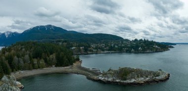 Whytecliff Adası 'nın güneyine bakan Panoramik Sahil Manzarası, Batı Vancouver, British Columbia, Kanada