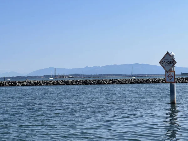 Gefahr Flachwasserzeichen Anacortes Washington Usa Harbor Sonniger Tag Stockbild