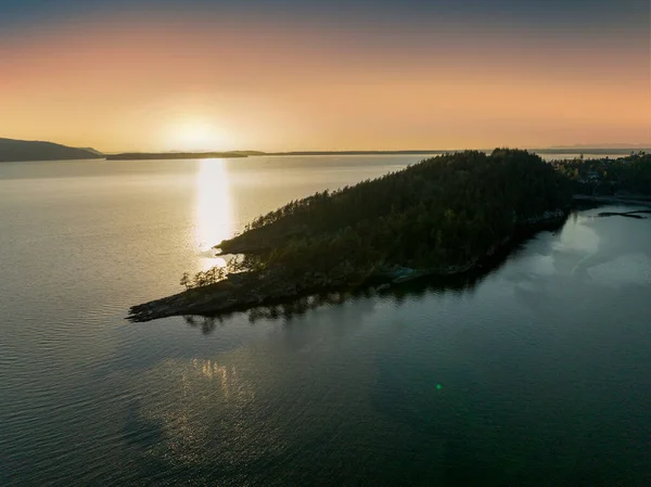 ベリンガム湾半島の雄大な黄色の活気ある夕日 Sparking Water Washington Usa — ストック写真