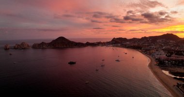 Cabo San Lucas Meksika Ateş Gökyüzü Kırmızı Mor Hava Manzarası Okyanustan Şehir Merkezine Şafakta Panoramik