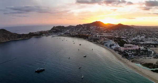 Cabo Beachfront Bei Sunrise Yachts Unter Rotem Himmel lizenzfreie Stockfotos