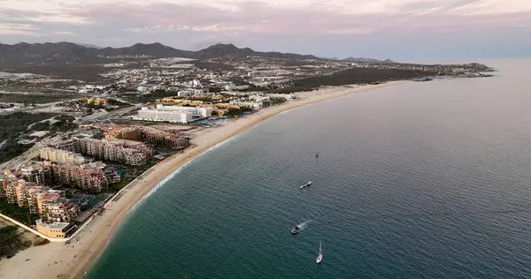 Goldener Morgen Drohnenflug Über Beach Resorts Cabo lizenzfreie Stockbilder