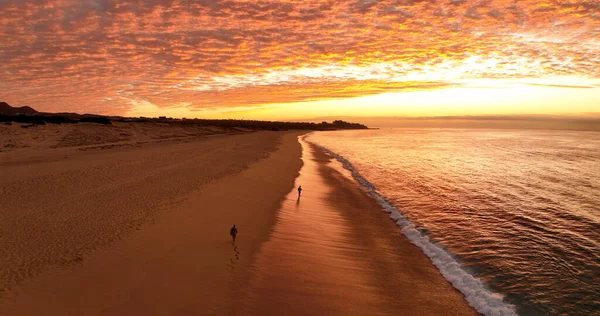 Zwei Menschen Fußspuren Sand Cabo Beach Glückseligkeit Bei Sonnenuntergang Wellen lizenzfreie Stockfotos