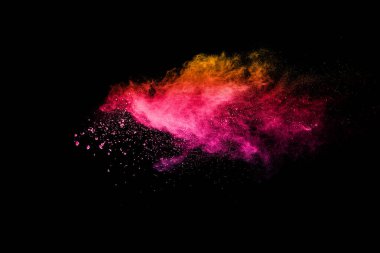 Siyah arka planda kırmızı sarı toz bulutu. Kırmızı sarı renkli toz parçacıklarının hareketlerini dondur.