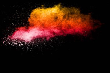 Siyah arka planda kırmızı sarı toz bulutu. Kırmızı sarı renkli toz parçacıklarının hareketlerini dondur.