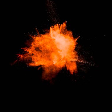 Siyah arka planda turuncu toz patlaması. Turuncu renk toz sıçraması.