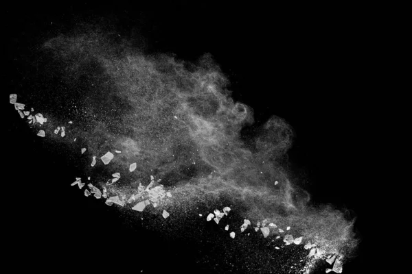 碎石碎片在黑色背景上用白色粉末爆炸 — 图库照片