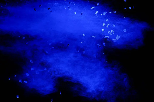 Split Törmelék Kőből Felrobbant Kék Por Ellen Fekete Háttér — Stock Fotó