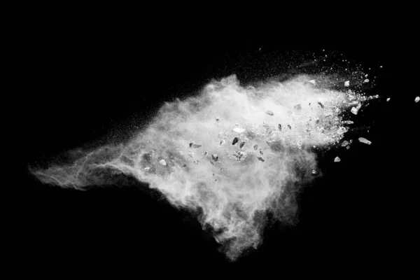 黒い背景に白い粉で爆発する石の破片を分割 — ストック写真