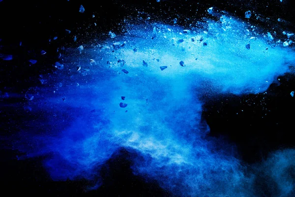 Siyah Arka Plan Üzerinde Mavi Toz Ile Patlayan Taş Split — Stok fotoğraf