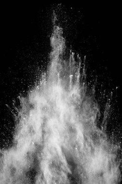 Beyaz toz patlaması bulutları. Beyaz toz parçacıklarının hareketsiz hareketi siyah arkaplana sıçrar..
