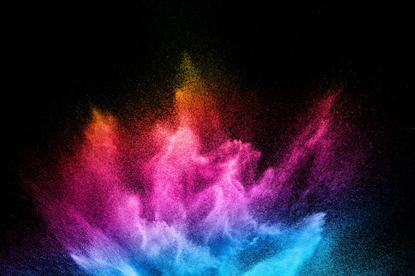 黑色背景上的多色粉末爆炸 发射彩色尘埃粒子溅射 — 图库照片