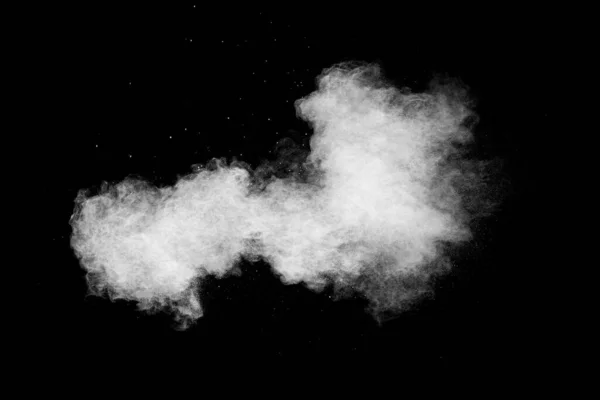 大気中の白い塵雲 黒を背景にした白色の粉体爆発 — ストック写真