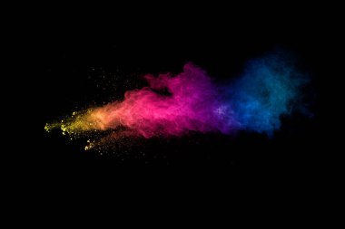Siyah arkaplanda soyut çok renkli toz patlaması. Renkli toz parçacıklarının hareketsiz hareketi sıçrar. Boyalı Holi.