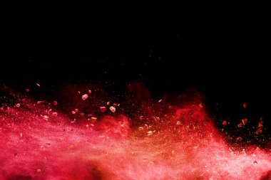 Turuncu barutla patlayan taş enkazı siyah zemine sıçrıyor..