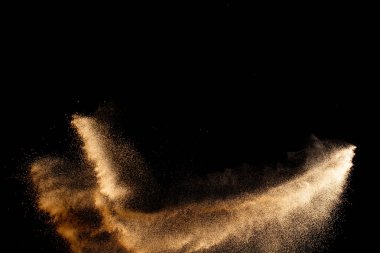 Kum patlaması siyah arkaplanda izole edildi, dondurma hareketi nesne tasarımı atıldı.