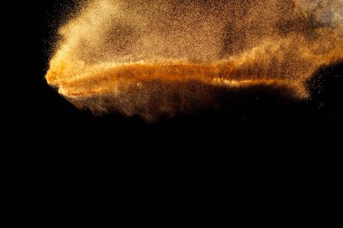Kum patlaması siyah arkaplanda izole edildi, dondurma hareketi nesne tasarımı atıldı.