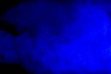 Mavi duman bulutu havada süzülüyor.