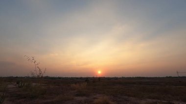 Pofuduk Bulutlu Günbatımı. Sunset Sky Doğal Arkaplanı. Güneş ışınları, güneş ışınları, dramatik gökyüzü. Günbatımı Hızlandırılmış Zaman Hızlandırması Sarı, Turuncu, Pembe Mor Renkler.