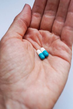 Kapsüller ya da tabletler avucunuzun içinde. İlaç alıyorum, ilaç alıyorum.. 