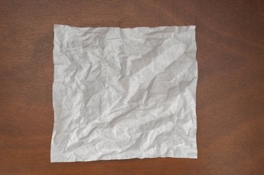 Sancak arkaplanı için buruşuk kağıt ya da ahşap bir masa üzerinde duran doku, kahverengi ahşap arka plan. Reklam için beyaz buruşuk kağıt