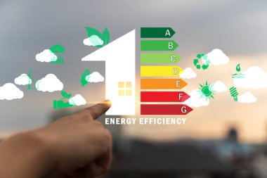Enerji verimliliği ve yeşil enerji kavramı, kadın el ile enerji verimliliği sembollerine rüzgar türbinleriyle dokunuyor. enerji verimliliği derecelendirme tablosu