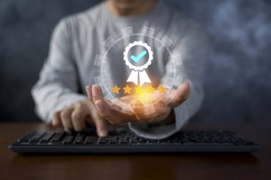 El, üst düzey hizmet Kalite Güvencesi, Garanti, Standartlar, ISO sertifikası ve standartlaştırma konsepti, memnuniyet, hizmet deneyimi belirtilerini gösterir.