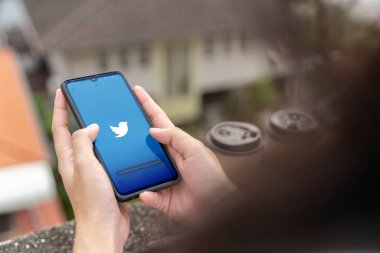 BANGKOK, THAILAND - 24 Ekim 2023: Twitter 'ın sosyal medya uygulaması ile akıllı telefon kullanan kadınların elleri