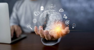 Man Hand 'in elinde sanal küresel internet bağlantısı var. İş dünyası küresel internet bağlantısı uygulama teknolojisi ve dijital pazarlama, Finansal ve bankacılık, Dijital bağlantı teknolojisi, büyük veri.