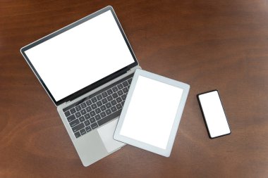 Karşılıklı tasarım sunumu için modern teknoloji cihazlarının şablonu. Laptop, telefon ve tablet. Programcı iş yeri konsepti. Üst Manzara. Bilişim teknolojileri. Karışık ortam